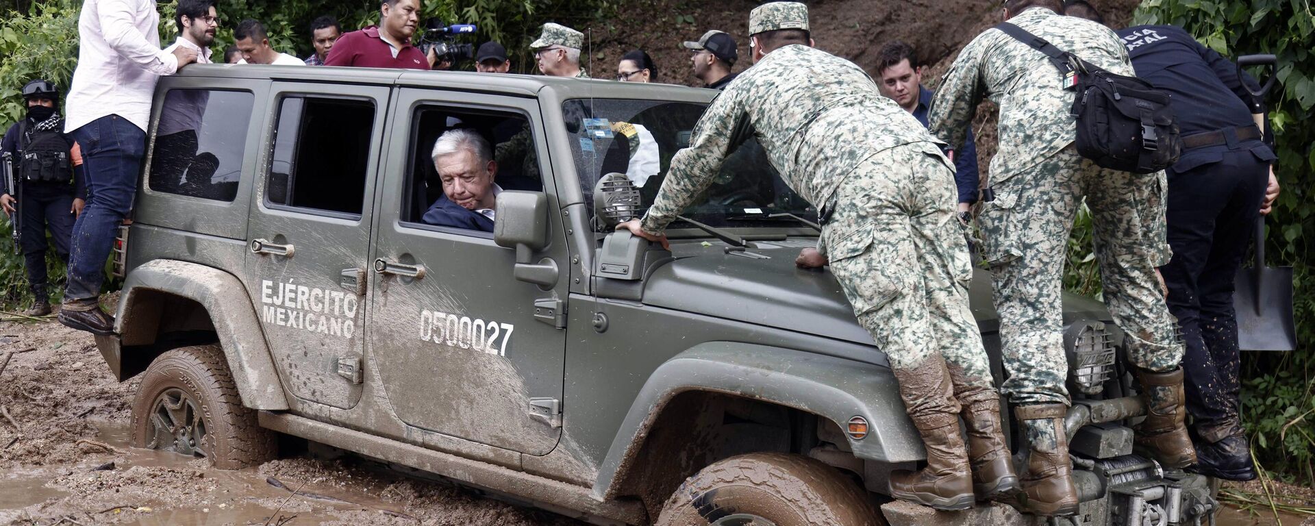 El presidente mexicano Andrés Manuel López Obrador se queda varado en un vehículo del Ejército en su camino a Acapulco Guerrero, tras el paso del huracán 'Otis' - Sputnik Mundo, 1920, 27.10.2023