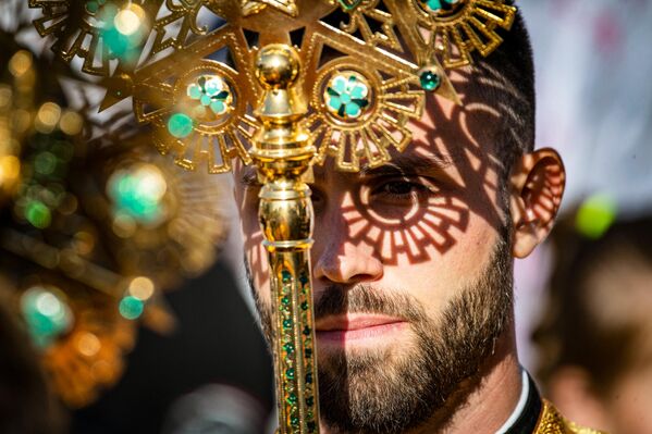 Un clérigo durante una oración de acción de gracias en la catedral de Alejandro Nevski en Simferópol, Crimea. - Sputnik Mundo