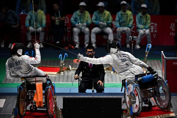 La esgrimista china Gu Haiyan (izda.) y Yu Chui Yee de Hong Kong compiten por la medalla de oro por equipos femeninos en los Juegos Para Asiáticos en Hangzhou, provincia de Zhejiang, China. - Sputnik Mundo