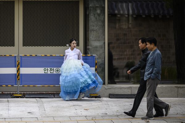 Una joven con el traje tradicional coreano Hanbok en el recinto del palacio Gyeongbokgung de Seúl, Corea del Sur. - Sputnik Mundo