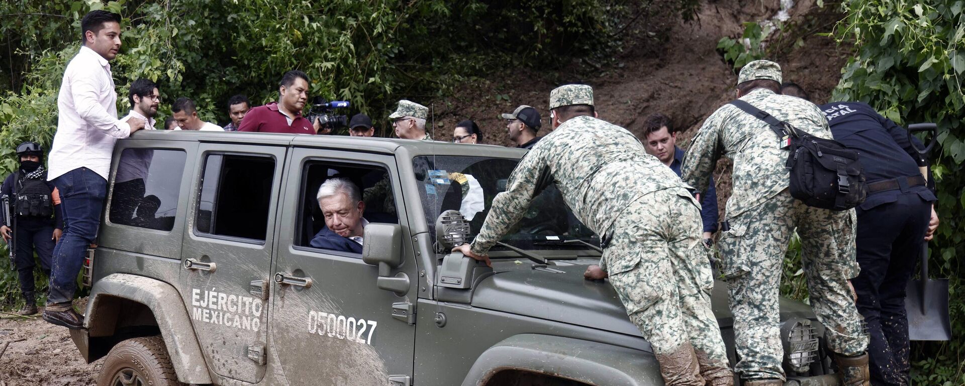 El presidente mexicano, Andrés Manuel López Obrador, durante una visita a Acapulco, México. - Sputnik Mundo, 1920, 27.10.2023