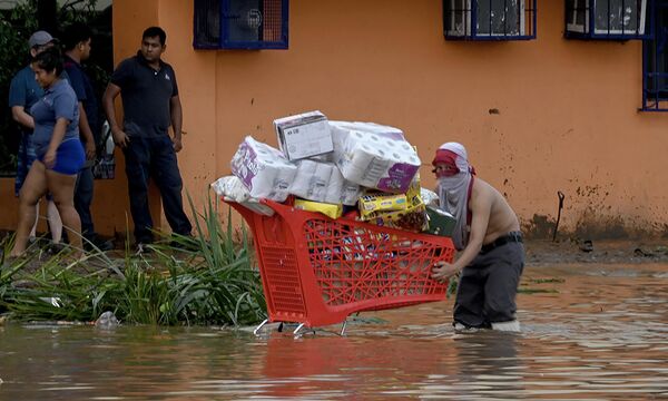 Acapulco, sin energía por la tormenta, se sumió en el caos y comenzaron los saqueos en la ciudad. - Sputnik Mundo