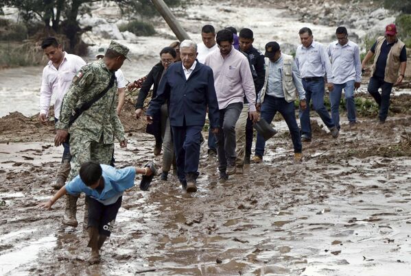 Según los meteorólogos, Otis se ha convertido en el huracán más fuerte en la historia de las observaciones en la costa sur de México. En la foto: El mandatario mexicano Andrés Manuel López Obrador y miembros de su Gabinete durante una visita al Kilómetro 42, cerca de Acapulco. - Sputnik Mundo