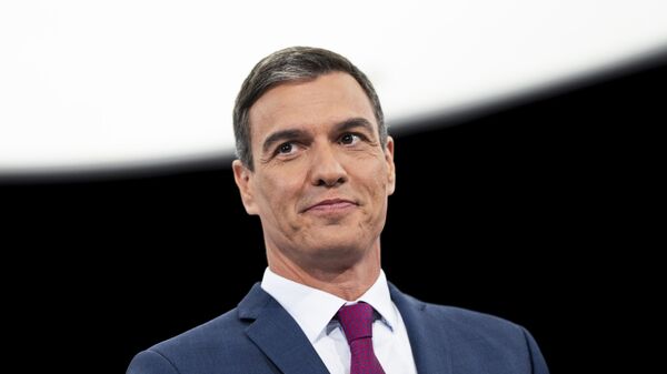 Pedro Sánchez, el presidente del Gobierno español y candidato socialista, posa para los medios antes del debate televisado en directo previo a las elecciones generales españolas en Madrid, España, 10 de julio de 2023 - Sputnik Mundo