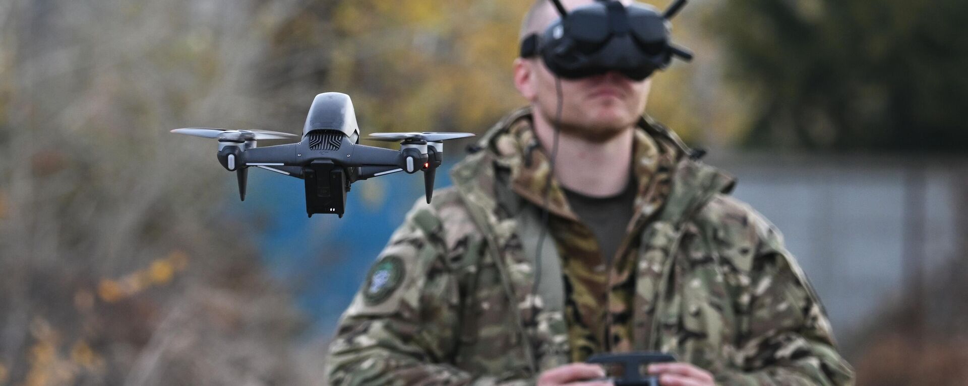 Un soldado ruso utiliza un dron FPV - Sputnik Mundo, 1920, 01.03.2024