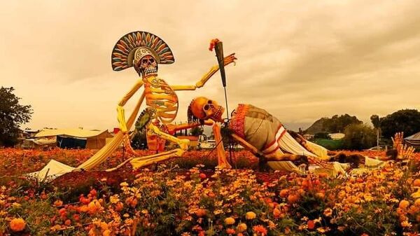 Catrinas monumentales: así celebra el Día de Muertos este pueblo de México | Video - Sputnik Mundo