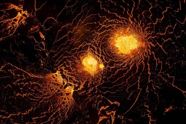 &#x27;Remolinos volcánicos&#x27;, del fotógrafo francés Joel Delmas, que ganó en la categoría de &#x27;Paisajes&#x27;. Esta foto fue tomada en la península islandesa de Reykjanes durante la erupción del Geldingadalur en 2021. Las estructuras en espiral de la imagen surgieron cuando la lava salió de una grieta en un antiguo campo de lava alejado del cráter principal. - Sputnik Mundo