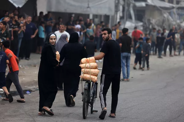 Israel no permite la entrada de ayuda humanitaria en la Franja de Gaza. Mientras que antes del estallido de las hostilidades entraban diariamente al enclave hasta 500 camiones cargados de alimentos, medicamentos y otros suministros, después del 7 de octubre el número total no ha superado los 50. Israel no permite la entrada de ayuda humanitaria en la Franja de Gaza. Mientras que antes del estallido de las hostilidades entraban diariamente al enclave hasta 500 camiones cargados de alimentos, medicamentos y otros suministros, después del 7 de octubre el número total no ha superado los 50. - Sputnik Mundo
