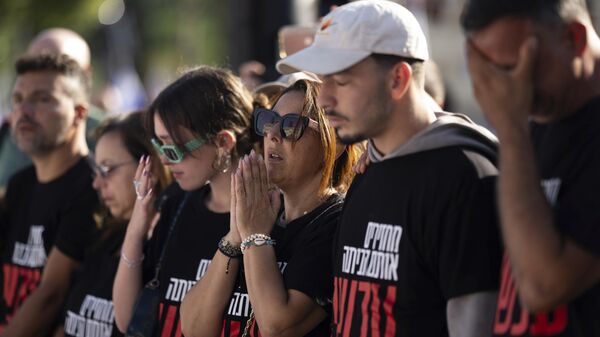 Familiares de los rehenes israelís en una manifestación - Sputnik Mundo