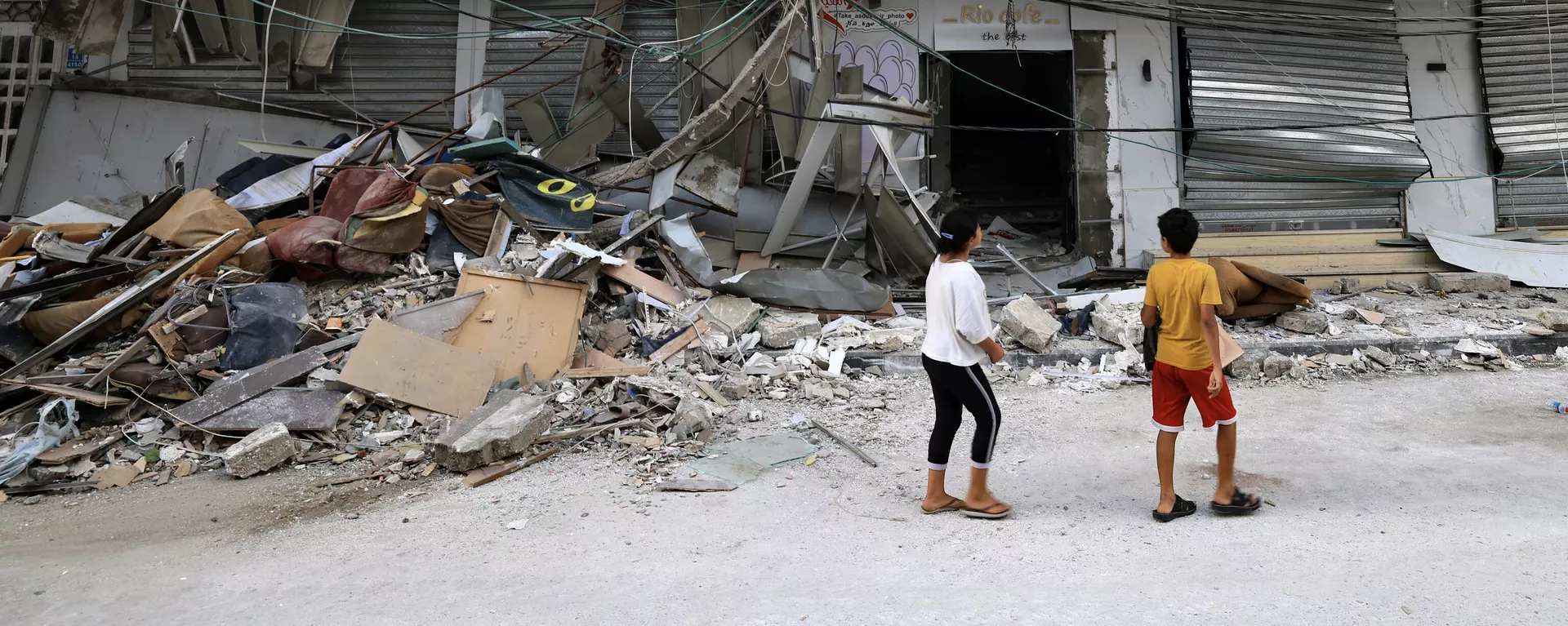 Dos niños observan un edificio destruido por los bombardeos israelíes en la Franja de Gaza - Sputnik Mundo, 1920, 31.10.2023