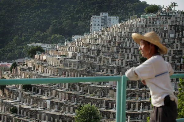 El cementerio cristiano chino de Pok Fu Lam fue fundado en 1882 en la parte occidental de la isla de Hong Kong. El territorio superpoblado de la isla no permitía ampliar la necrópolis, por lo que los cristianos locales construyeron terrazas en la ladera de la montaña, conectándolas con calles y callejones. Con el tiempo, la zona de sepultura llegó a parecerse a un gigantesco anfiteatro al aire libre. El cementerio cristiano chino de Pok Fu Lam fue fundado en 1882 en la parte occidental de la isla de Hong Kong. El territorio superpoblado de la isla no permitía ampliar la necrópolis, por lo que los cristianos locales construyeron terrazas en la ladera de la montaña, conectándolas con calles y callejones. Con el tiempo, la zona de sepultura llegó a parecerse a un gigantesco anfiteatro al aire libre. - Sputnik Mundo