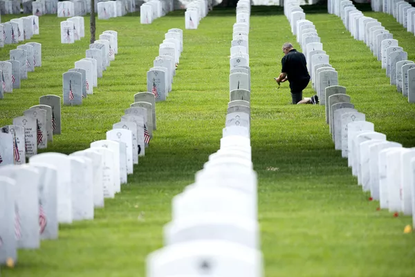 El mayor cementerio militar del mundo se encuentra en EEUU, en Arlington, un suburbio de Washington. Además de uniformados, en la necrópolis están enterrados presidentes, jueces del Tribunal Supremo y astronautas. En una superficie de casi 3 kilómetros cuadrados hay aproximadamente 300.000 sepulturas. El mayor cementerio militar del mundo se encuentra en EEUU, en Arlington, un suburbio de Washington. Además de uniformados, en la necrópolis están enterrados presidentes, jueces del Tribunal Supremo y astronautas. En una superficie de casi 3 kilómetros cuadrados hay aproximadamente 300.000 sepulturas. - Sputnik Mundo