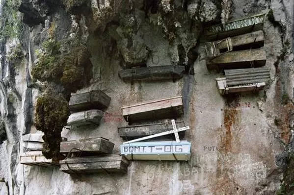 Los ataúdes colgantes de Sagada, en la isla filipina de Luzón, tienen más de 2.000 años. El pueblo sogadi le da aquí el último adiós a sus difuntos. Ahora son cristianos católicos, pero se niegan a enterrar a sus difuntos. Se prepara un ataúd en un tronco macizo mientras la persona aún vive, la mayoría de las veces por ella misma o por sus familiares y amigos. Los ataúdes colgantes de Sagada, en la isla filipina de Luzón, tienen más de 2.000 años. El pueblo sogadi le da aquí el último adiós a sus difuntos. Ahora son cristianos católicos, pero se niegan a enterrar a sus difuntos. Se prepara un ataúd en un tronco macizo mientras la persona aún vive, la mayoría de las veces por ella misma o por sus familiares y amigos. - Sputnik Mundo