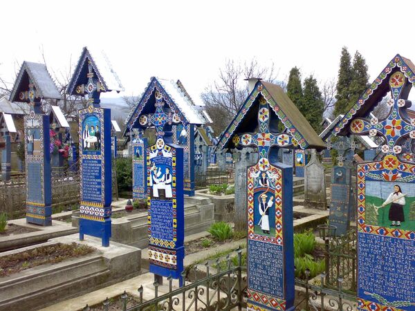 Este alegre cementerio del pueblo rumano de Sapanta fue creado en la década de 1930 por el artista local Stan Ioan Patrái. Las cruces y lápidas de madera están decoradas con inscripciones y dibujos que reflejan episodios de la vida y la muerte del difunto y hablan de su carácter. La actitud alegre ante la muerte es un legado de los dacios, antepasados de los rumanos modernos, que creían que la muerte es solo una transición a una vida mejor. - Sputnik Mundo