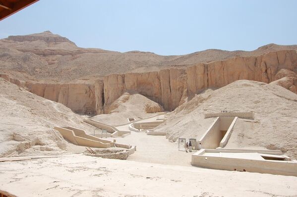 El Valle de los Reyes de Luxor, en Egipto, donde están enterrados los faraones de la antigüedad, es un centro de investigación arqueológica desde finales del siglo XVIII, y se hizo muy conocido gracias a la tumba bien conservada de Tutankamón y a la maldición de los faraones asociada a ella: casi todos los que participaron en su autopsia murieron en pocos años en circunstancias misteriosas. Hasta la fecha, se han encontrado más de 60 sepulturas en este lugar. - Sputnik Mundo