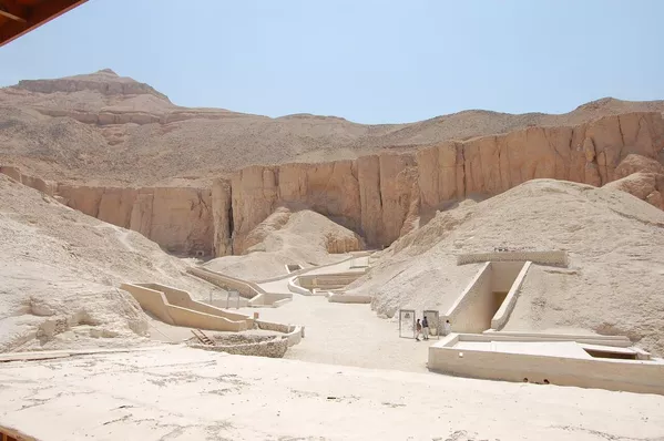 El Valle de los Reyes de Luxor, en Egipto, donde están enterrados los faraones de la antigüedad, es un centro de investigación arqueológica desde finales del siglo XVIII, y se hizo muy conocido gracias a la tumba bien conservada de Tutankamón y a la maldición de los faraones asociada a ella: casi todos los que participaron en su autopsia murieron en pocos años en circunstancias misteriosas. Hasta la fecha, se han encontrado más de 60 sepulturas en este lugar. El Valle de los Reyes de Luxor, en Egipto, donde están enterrados los faraones de la antigüedad, es un centro de investigación arqueológica desde finales del siglo XVIII, y se hizo muy conocido gracias a la tumba bien conservada de Tutankamón y a la maldición de los faraones asociada a ella: casi todos los que participaron en su autopsia murieron en pocos años en circunstancias misteriosas. Hasta la fecha, se han encontrado más de 60 sepulturas en este lugar. - Sputnik Mundo