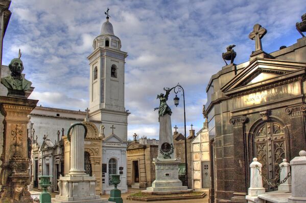 El Cementerio de la Recoleta de Buenos Aires es una de las principales atracciones turísticas de la capital argentina. En él se pueden contemplar destacados ejemplos de la arquitectura de los siglos XIX y XX, así como a la misteriosa Dama de blanco, que suele visitar las tumbas por la noche. - Sputnik Mundo