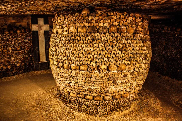 Las Catacumbas de París, sobre las que hay muchas historias truculentas, son una enorme cripta subterránea bajo la capital francesa. En una red de cuevas y túneles de casi 300 kilómetros están enterrados los restos de aproximadamente 6 millones de personas. Las Catacumbas de París, sobre las que hay muchas historias truculentas, son una enorme cripta subterránea bajo la capital francesa. En una red de cuevas y túneles de casi 300 kilómetros están enterrados los restos de aproximadamente 6 millones de personas. - Sputnik Mundo