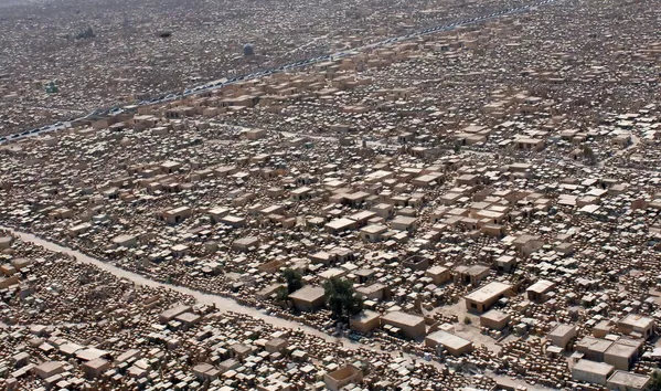 El cementerio chií Wadi us Salaam (Valle de la Paz), cerca de la ciudad santa de Náyaf, en el sur de Irak, es uno de los más antiguos y grandes del mundo: en una superficie de 6 kilómetros cuadrados hay unos 5 millones de enterramientos. Aquí están las tumbas de profetas musulmanes, entre ellos el cuarto califa Ali ibn Abi Tálib y muchas figuras famosas del mundo árabe. El cementerio chií Wadi us Salaam (Valle de la Paz), cerca de la ciudad santa de Náyaf, en el sur de Irak, es uno de los más antiguos y grandes del mundo: en una superficie de 6 kilómetros cuadrados hay unos 5 millones de enterramientos. Aquí están las tumbas de profetas musulmanes, entre ellos el cuarto califa Ali ibn Abi Tálib y muchas figuras famosas del mundo árabe. - Sputnik Mundo