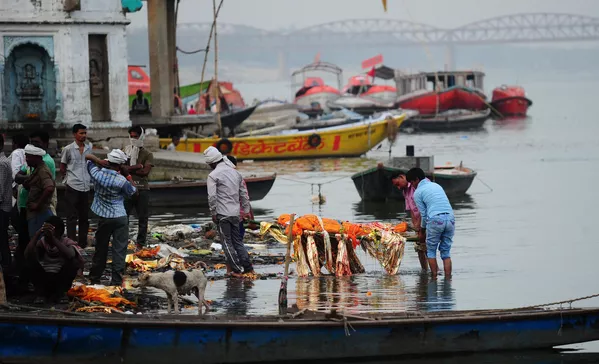 La ciudad de Benarés es considerada una de las más sagradas por los hindúes debido a su proximidad al gran río indio Ganges. Todos los días incineran cadáveres en las orillas y los restos medio quemados se arrojan al agua. La ciudad de Benarés es considerada una de las más sagradas por los hindúes debido a su proximidad al gran río indio Ganges. Todos los días incineran cadáveres en las orillas y los restos medio quemados se arrojan al agua. - Sputnik Mundo