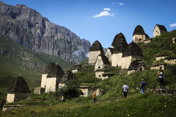 La Ciudad de los Muertos, cerca del pueblo alpino de Dargavs, en la república rusa de Osetia del Norte, es uno de los cementerios más antiguos de Rusia. Cuenta con 97 criptas de piedra en forma de torres puntiagudas. De acuerdo con la leyenda, durante la epidemia de peste del siglo XIV, la gente acudía aquí, construía bóvedas y esperaba la muerte. Hoy esta necrópolis es una filial del museo nacional. - Sputnik Mundo