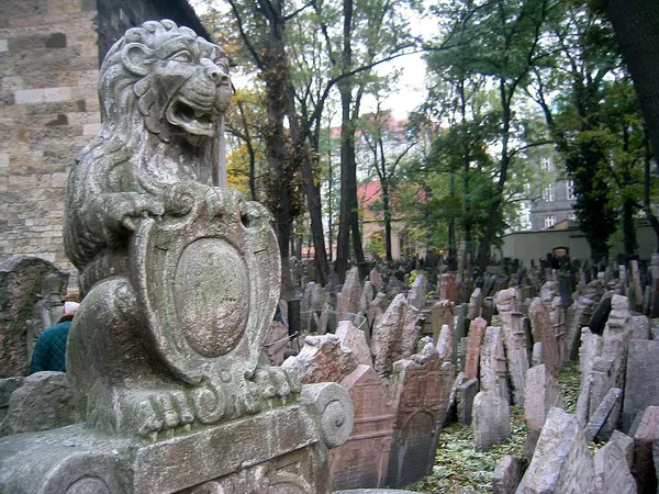 El antiguo cementerio judío de Praga, República Checa, data de principios del siglo XV. La inhumación más antigua data de 1439 y la última de 1787. Se desconoce el número exacto de tumbas, ya que los enterramientos se hacían por capas, una encima de otra. Se calcula que aquí descansan más de 100.000 personas, aunque solo hay 12.000 placas visibles. No es de extrañar que mucha gente vea fantasmas aquí, que atraviesan las lápidas densamente compactadas. El antiguo cementerio judío de Praga, República Checa, data de principios del siglo XV. La inhumación más antigua data de 1439 y la última de 1787. Se desconoce el número exacto de tumbas, ya que los enterramientos se hacían por capas, una encima de otra. Se calcula que aquí descansan más de 100.000 personas, aunque solo hay 12.000 placas visibles. No es de extrañar que mucha gente vea fantasmas aquí, que atraviesan las lápidas densamente compactadas. - Sputnik Mundo