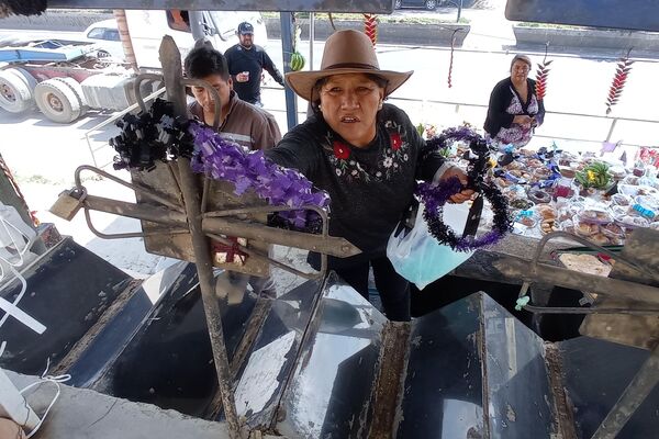 Día de Todos Santos en el puente Huayllani, Cochabamba - Sputnik Mundo