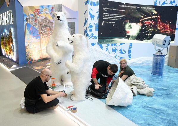 Durante todo el periodo de la exposición están previstos programas culturales y de animación (incluidos programas infantiles), educativos y empresariales.En la foto: uno de los stands del pabellón central. - Sputnik Mundo