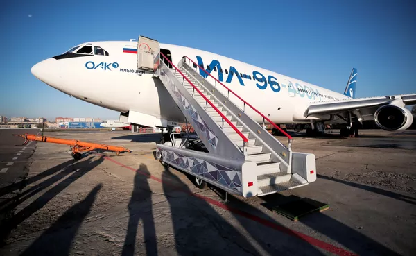 IL-96-400M de fuselaje ancho y largo alcance tras el primer vuelo. El vuelo duró 26 minutos y se realizó a altitudes de hasta dos mil metros. El prototipo alcanzó una velocidad de hasta 390 km/h. IL-96-400M de fuselaje ancho y largo alcance tras el primer vuelo. El vuelo duró 26 minutos y se realizó a altitudes de hasta dos mil metros. El prototipo alcanzó una velocidad de hasta 390 km/h. - Sputnik Mundo
