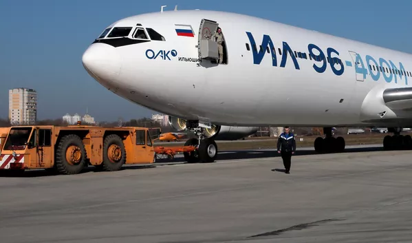 La introducción de este avión de producción nacional contribuirá a la soberanía tecnológica de Rusia. En la foto: Avión de largo recorrido de fuselaje ancho IL-96-400M después del primer vuelo de prueba. La introducción de este avión de producción nacional contribuirá a la soberanía tecnológica de Rusia. En la foto: Avión de largo recorrido de fuselaje ancho IL-96-400M después del primer vuelo de prueba. - Sputnik Mundo
