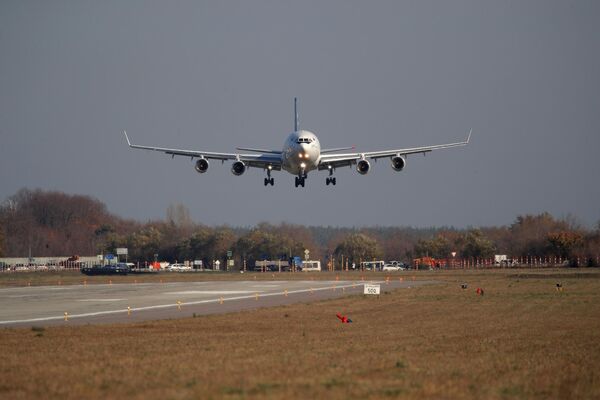 El proceso de sustitución completa de aviones extranjeros por análogos nacionales se espera que concluya para el año 2030. En la foto: El avión de largo recorrido de fuselaje ancho IL-96-400M realiza su primer vuelo de prueba. - Sputnik Mundo