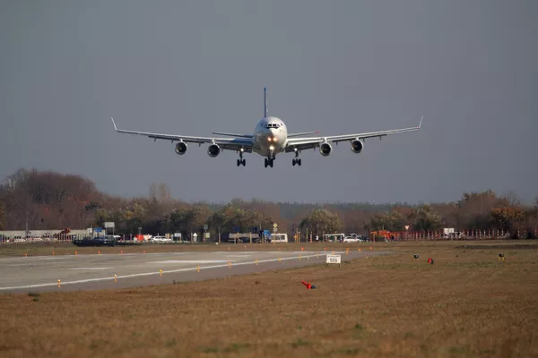 El proceso de sustitución completa de aviones extranjeros por análogos nacionales se espera que concluya para el año 2030. En la foto: El avión de largo recorrido de fuselaje ancho IL-96-400M realiza su primer vuelo de prueba. El proceso de sustitución completa de aviones extranjeros por análogos nacionales se espera que concluya para el año 2030. En la foto: El avión de largo recorrido de fuselaje ancho IL-96-400M realiza su primer vuelo de prueba. - Sputnik Mundo