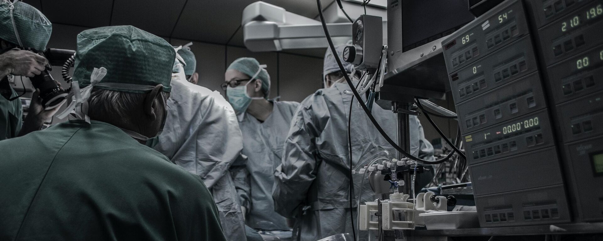 Médicos en un quirófano realizando una cirugía  (imagen referencial) - Sputnik Mundo, 1920, 10.11.2023