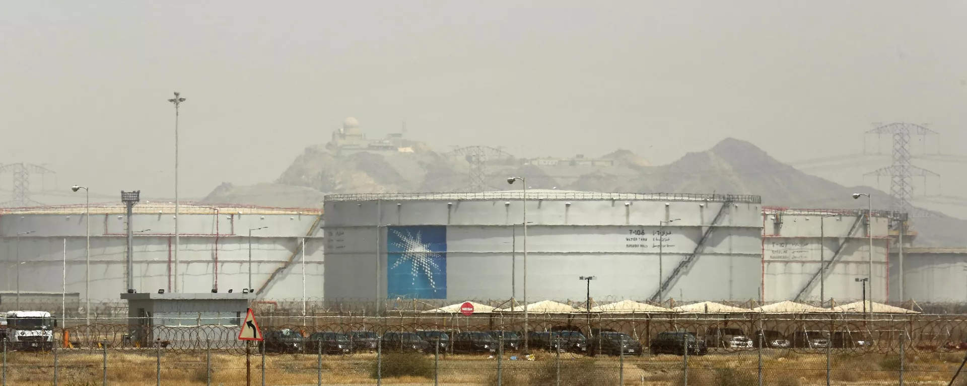 Se ven tanques de almacenamiento de petróleo en la instalación a granel del norte de Aramco en Jeddah, Arabia Saudita Se ven tanques de almacenamiento de petróleo en la instalación a granel del norte de Aramco en Jeddah, Arabia Saudita - Sputnik Mundo, 1920, 03.11.2023