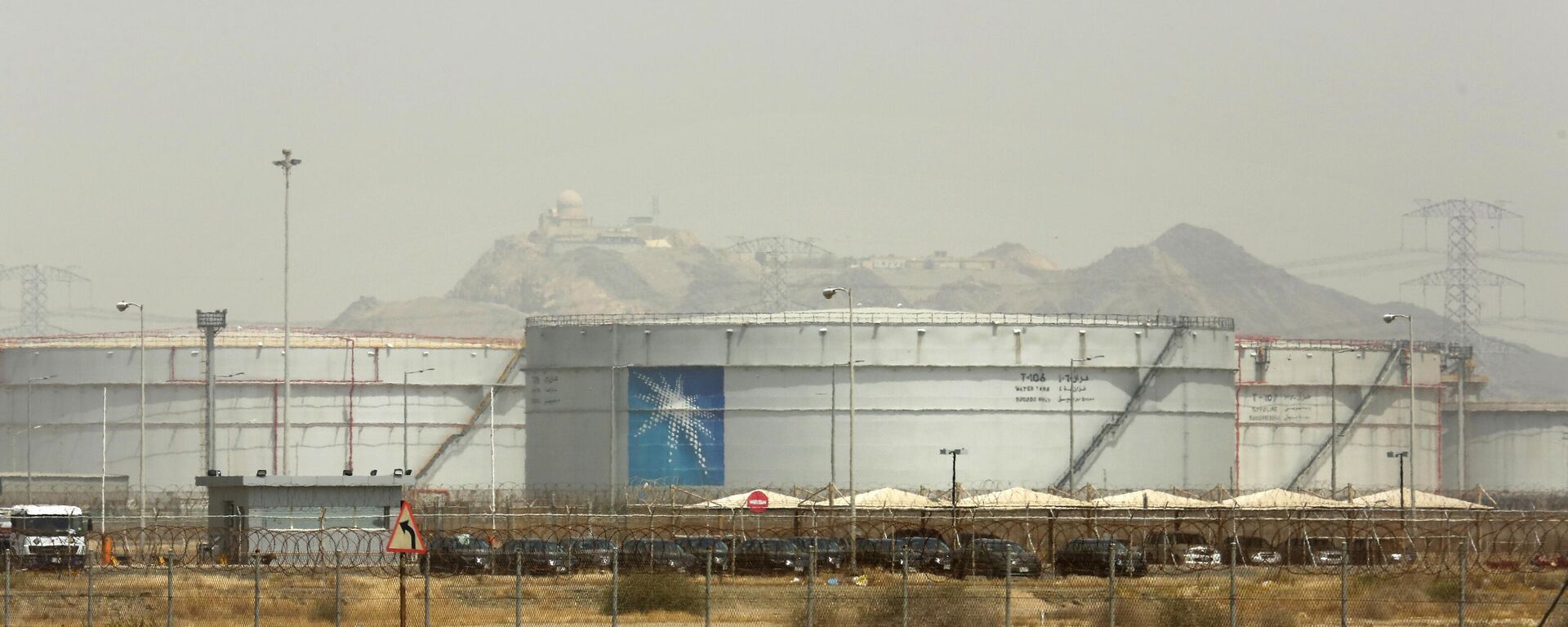 Se ven tanques de almacenamiento de petróleo en la instalación a granel del norte de Aramco en Jeddah, Arabia Saudita  - Sputnik Mundo, 1920, 03.11.2023
