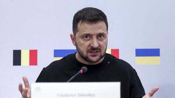 Volodímir Zelenski, el presidente de Ucrania, gesticula durante una rueda de prensa en Bruselas el 11 de octubre de 2023  - Sputnik Mundo