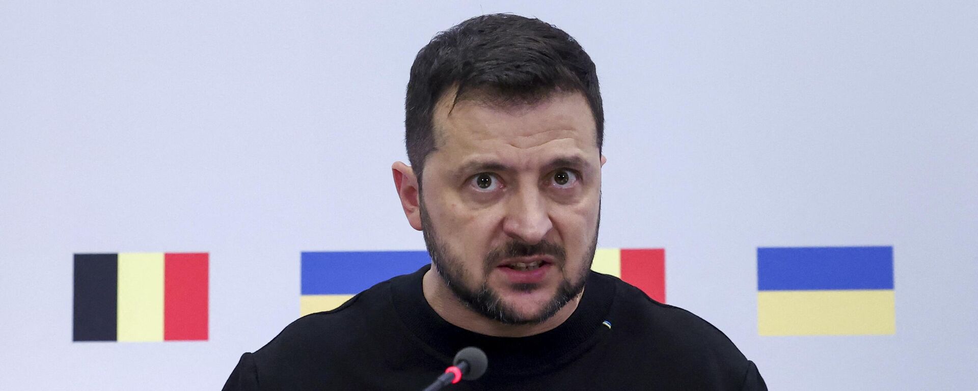 Volodímir Zelenski, el presidente de Ucrania, gesticula durante una rueda de prensa en Bruselas el 11 de octubre de 2023 - Sputnik Mundo, 1920, 17.11.2023