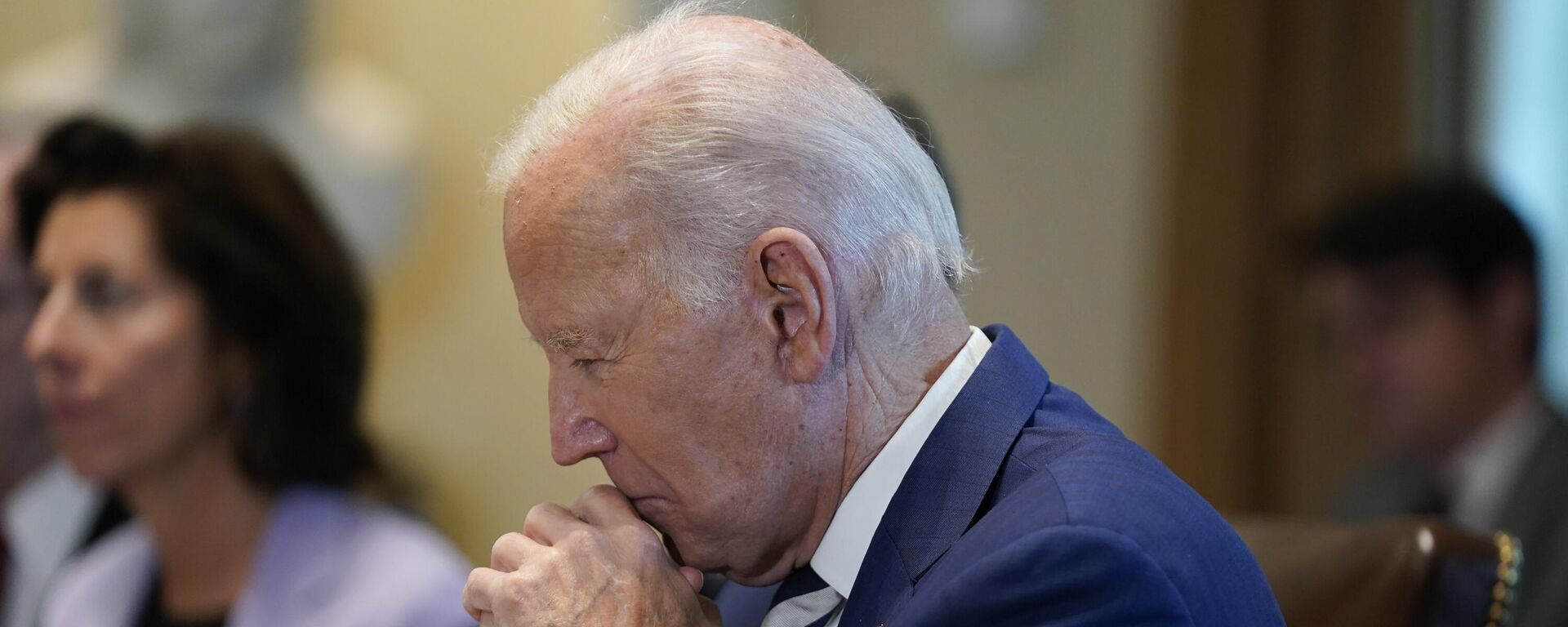 Joe Biden, el presidentede EEUU, escucha mientras se reúne con el presidente del Consejo Europeo y la presidenta de la Comisión Europea en la Sala del Gabinete de la Casa Blanca, el 20 de octubre de 2023 - Sputnik Mundo, 1920, 03.12.2023