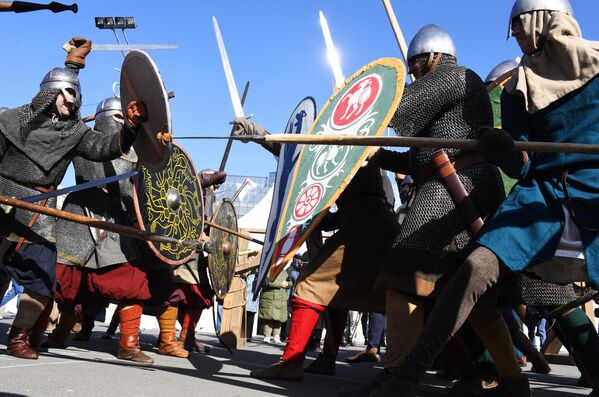 Es una fiesta nacional que conmemora el levantamiento popular del 1612, liderado por el príncipe Dmitri Pozharski y el mercader Kuzmá Minin, para expulsar a invasores polacos de Moscú. - Sputnik Mundo