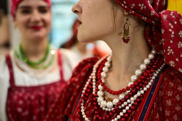 Esto explica la singularidad del país en cuanto a la composición religiosa de la población. Rusia no solo alberga a representantes de las tres religiones mundiales —cristianismo, islamismo y budismo—, sino también a fieles de numerosas otras creencias nacionales y tradicionales. - Sputnik Mundo