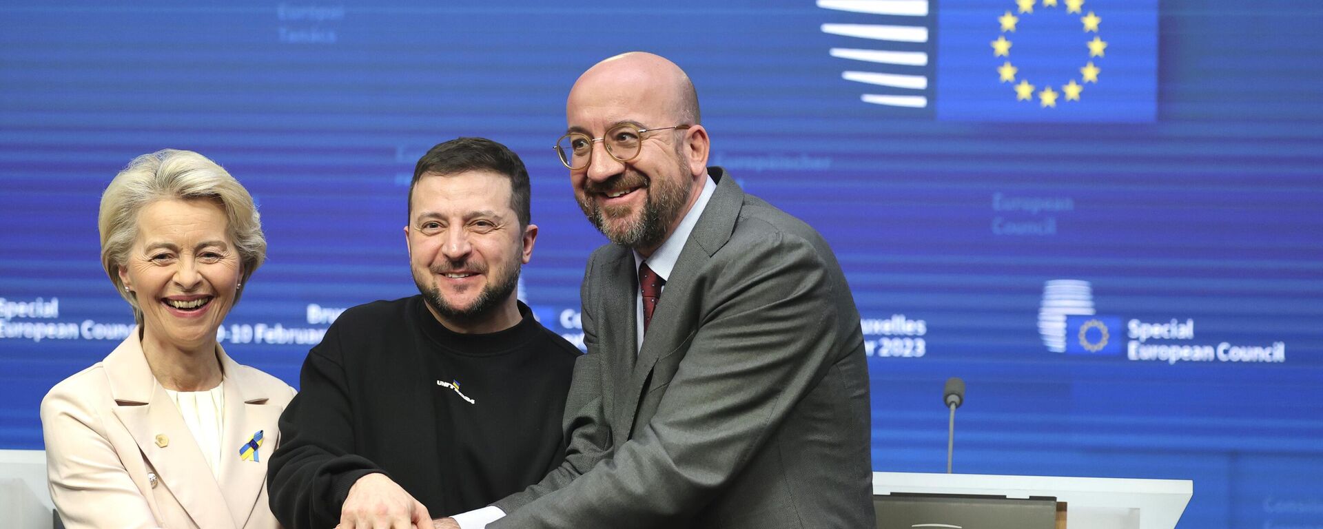 La presidenta de la Comisión Europea, Ursula von der Leyen, el presidente de Ucrania, Volodímir Zelenski, y el presidente del Consejo Europeo, Charles Michel, se dan la mano durante una cumbre de la UE en Bruselas el 9 de febrero de 2023 - Sputnik Mundo, 1920, 14.11.2023