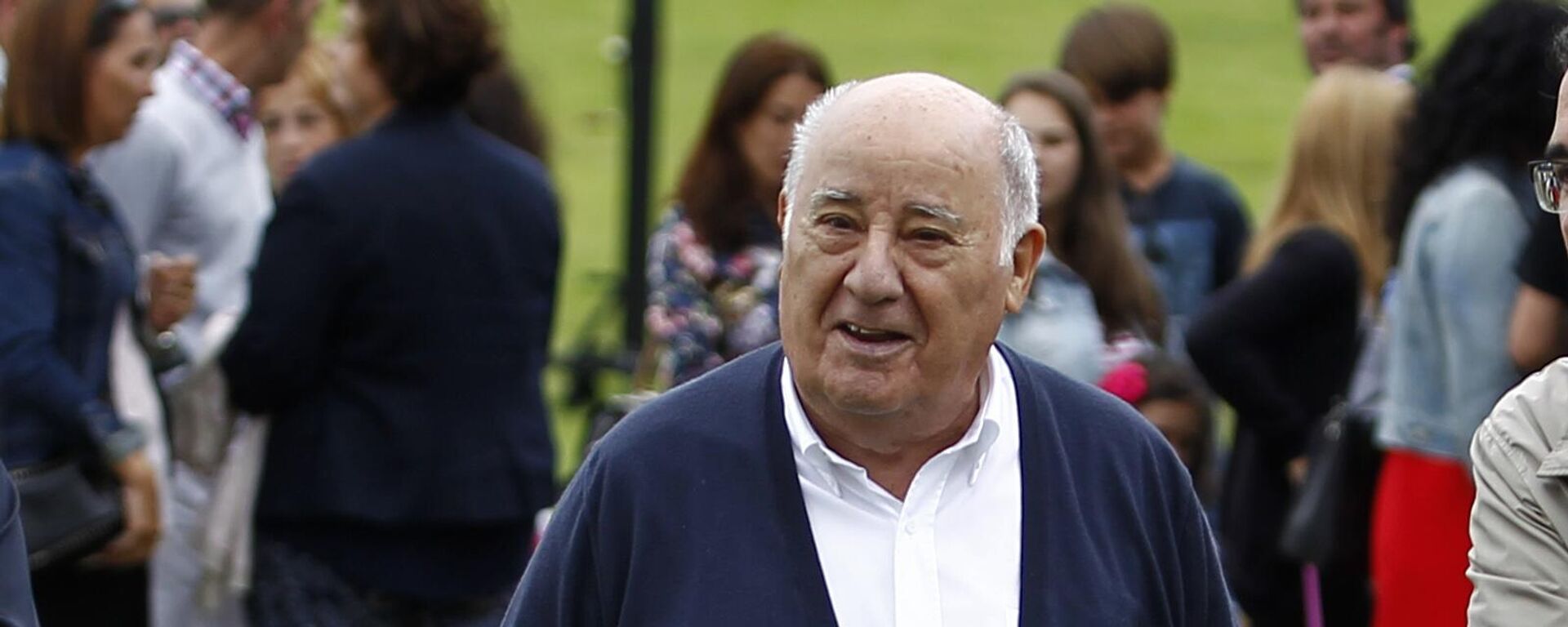 Amancio Ortega Gaona, accionista fundador del grupo de moda Inditex, camina durante el Concurso de Saltos Internacional de Casas Novas en Arteixo, A Coruña, en España  - Sputnik Mundo, 1920, 06.11.2023