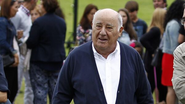 Amancio Ortega Gaona, accionista fundador del grupo de moda Inditex, camina durante el Concurso de Saltos Internacional de Casas Novas en Arteixo, A Coruña, en España  - Sputnik Mundo