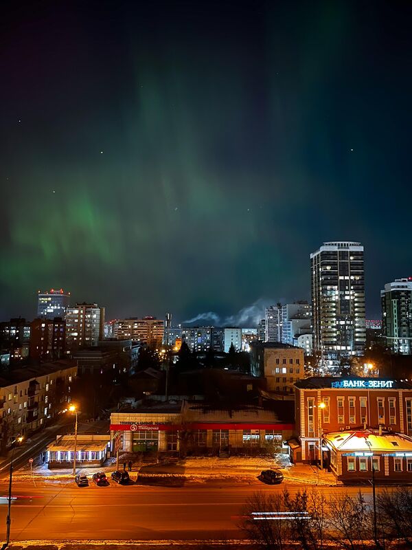 La aurora boreal es un suceso natural de carácter óptico, en el que brilla la capa superior de la atmósfera. Se produce debido a la interacción de la magnetosfera del planeta con partículas cargadas del viento solar.En la foto: aurora boreal en Novosibirsk. - Sputnik Mundo