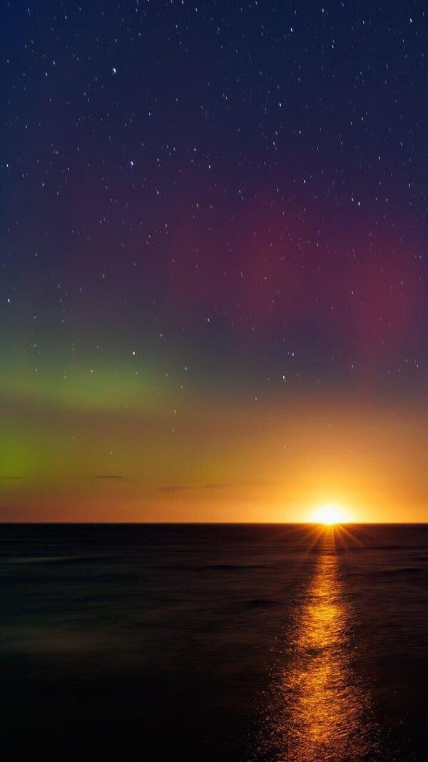 También se registró un hecho atípico en las regiones de Kaliningrado (en la foto) y Cheliábinsk. Aquí el cielo se iluminó con luz roja y verde. - Sputnik Mundo