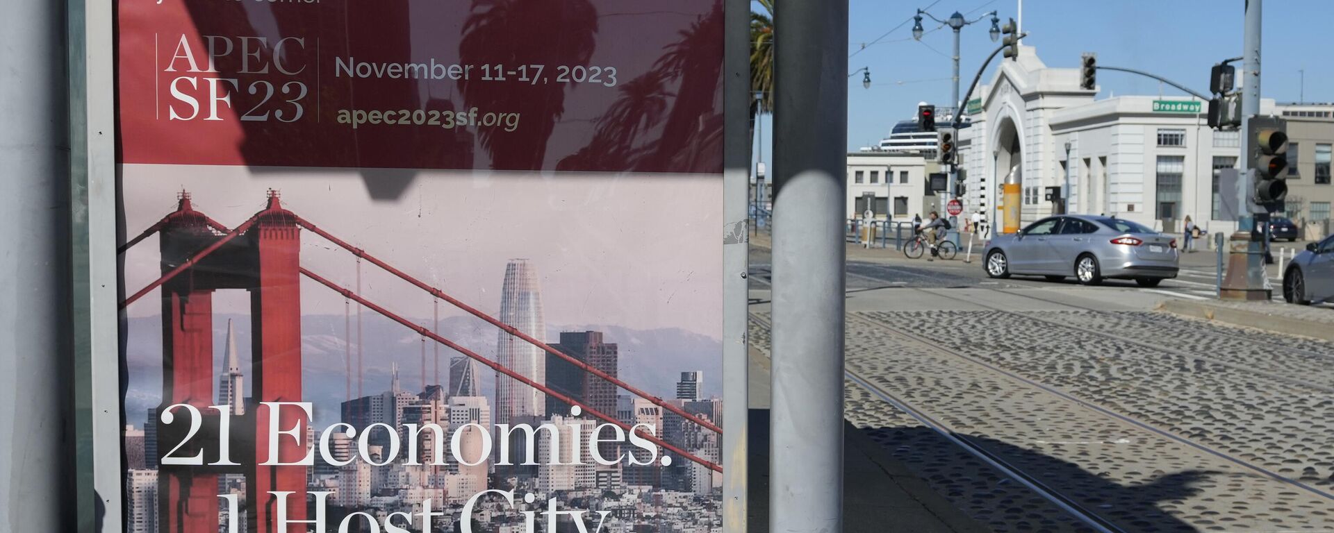 Los carteles a lo largo del embarcadero promueven la próxima cumbre de líderes del Foro de Cooperación Económica Asia-Pacífico en San Francisco, el miércoles 18 de octubre de 2023. - Sputnik Mundo, 1920, 07.11.2023