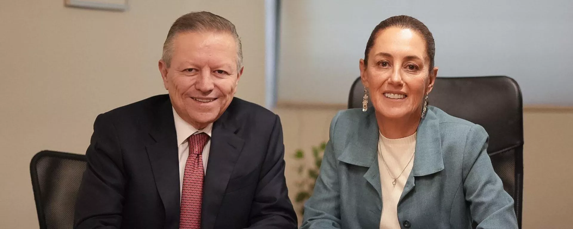 El ministro Arturo Zaldívar, en proceso de renuncia a la Corte, y la aspirante presidencial Claudia Sheinbaum - Sputnik Mundo, 1920, 07.11.2023
