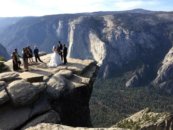 El parque nacional más peligroso es Yosemite, en EEUU, con sus numerosas rocas, acantilados y cascadas. Además, es el hogar de varios cientos de osos negros, a los que atrae el olor a comida de los campamentos turísticos. En el año 2022 fueron 11 personas las que murieron en Yosemite. En la foto: una ceremonia de boda en el acantilado de Taft Point, en el Parque Nacional de Yosemite. El parque nacional más peligroso es Yosemite, en EEUU, con sus numerosas rocas, acantilados y cascadas. Además, es el hogar de varios cientos de osos negros, a los que atrae el olor a comida de los campamentos turísticos. En el año 2022 fueron 11 personas las que murieron en Yosemite. En la foto: una ceremonia de boda en el acantilado de Taft Point, en el Parque Nacional de Yosemite. - Sputnik Mundo