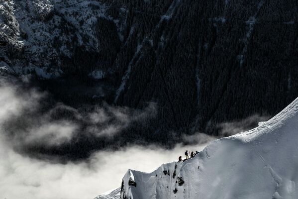 Al elaborar la clasificación, la empresa turística Holidu comparó el número medio de muertes y accidentes con el número de visitantes. La comparación no favoreció al Mont Blanc, la montaña más alta de los Alpes y la segunda de Europa. Aquí mueren cada año unos 100 turistas. Las autoridades del cercano municipio de Saint-Gervais propusieron cobrar a los viajeros una fianza de 15.000 euros por escalar para disuadir a los escaladores inexpertos y compensar parte de los costos de las labores de rescate. Al elaborar la clasificación, la empresa turística Holidu comparó el número medio de muertes y accidentes con el número de visitantes. La comparación no favoreció al Mont Blanc, la montaña más alta de los Alpes y la segunda de Europa. Aquí mueren cada año unos 100 turistas. Las autoridades del cercano municipio de Saint-Gervais propusieron cobrar a los viajeros una fianza de 15.000 euros por escalar para disuadir a los escaladores inexpertos y compensar parte de los costos de las labores de rescate. - Sputnik Mundo