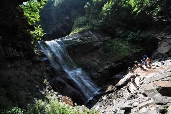 Las cascadas de Kaaterskill, situadas en el estado de Nueva York, están reconocidas como las más peligrosas. Muchos turistas vienen aquí cada año para hacer sesiones fotográficas. El 2023 cuatro de ellos se cayeron mientras se hacían selfies. Las cascadas de Kaaterskill, situadas en el estado de Nueva York, están reconocidas como las más peligrosas. Muchos turistas vienen aquí cada año para hacer sesiones fotográficas. El 2023 cuatro de ellos se cayeron mientras se hacían selfies. - Sputnik Mundo